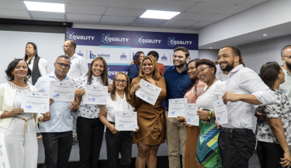 Graduating cohort holding DocencIA diplomas
