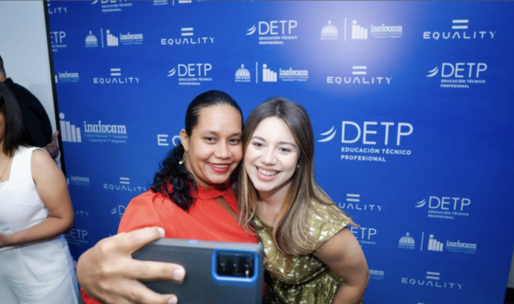 Educators celebrating at DocencIA event