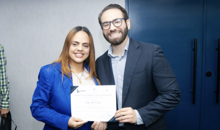 Educator receiving DocencIA certificate